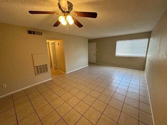 Building Photo - Cute 2 bedroom 2 bathroom Condo!