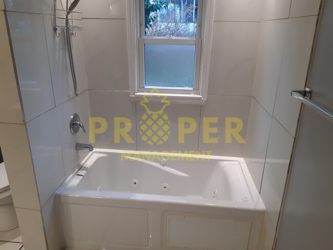 Foto del edificio - 2 bedrooms 1 bathroom house
