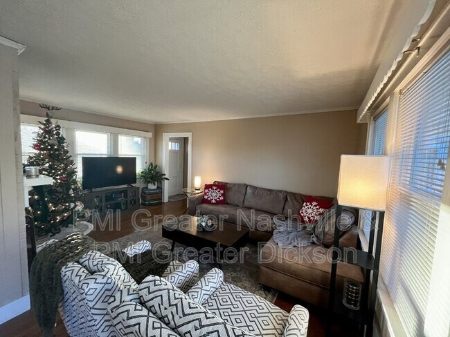 Building Photo - 102 Park Circle Dr
