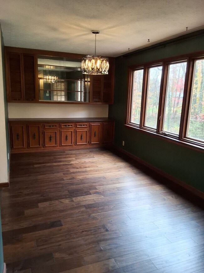 Building Photo - Oak Ridge 37830 - 4 bedroom 2.5 bath - call Sharon Arnwine 865-313-7215