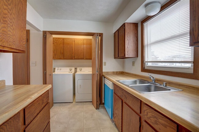 Building Photo - 235 Broadway Dr