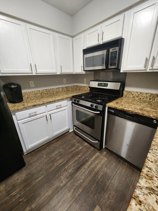 Building Photo - 4000 Riverlook Pky SE