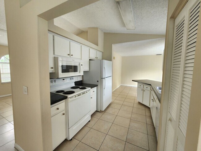 Building Photo - 4 Bedroom Single Family Home!! Recently Re...