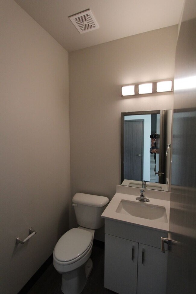 Foto del edificio - Modern design 3 bed, 2.5 bath duplex available 6/10 Cheney