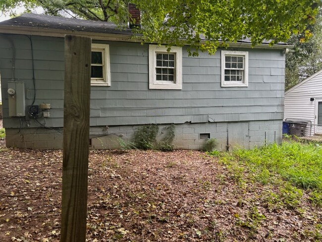 Building Photo - 2 Bedroom 1 Bath Home Available for Rent i...