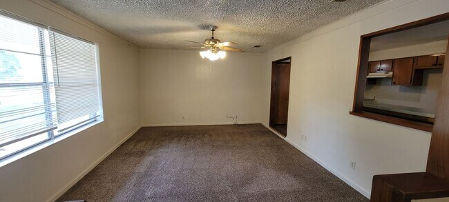 Building Photo - Amazing 3 bedroom/2 bath!