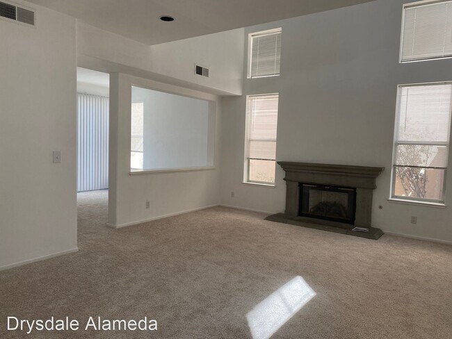 Building Photo - 3 br, 2.5 bath House - 114 Keil Bay (LO)