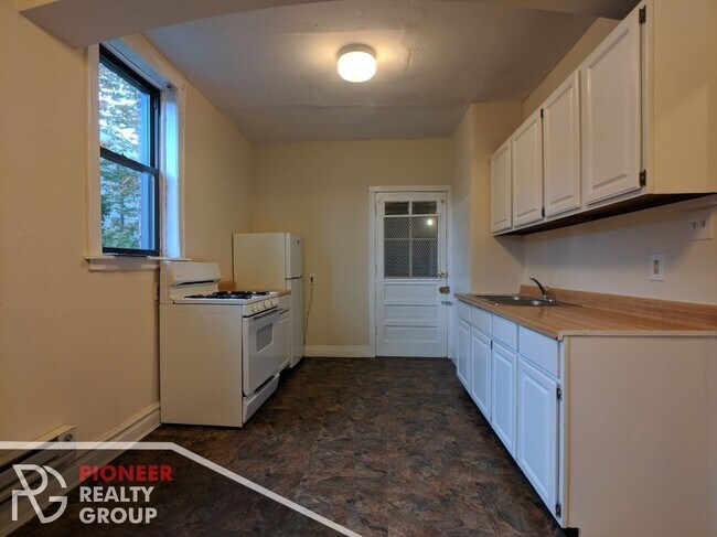 Building Photo - 3937 N Janssen Ave