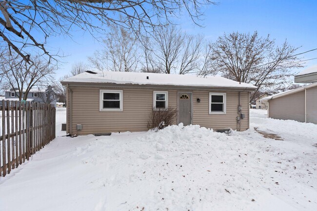 Foto del edificio - 1045 Green Acres Ln