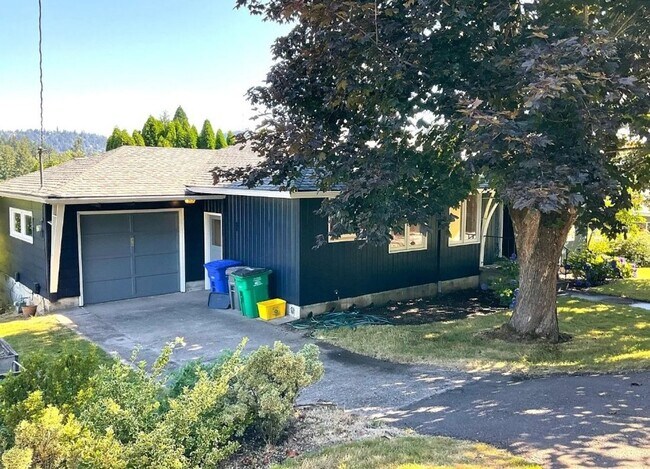 Foto del edificio - Charming Maplewood SFH with garden beds, fruit trees and finished basement