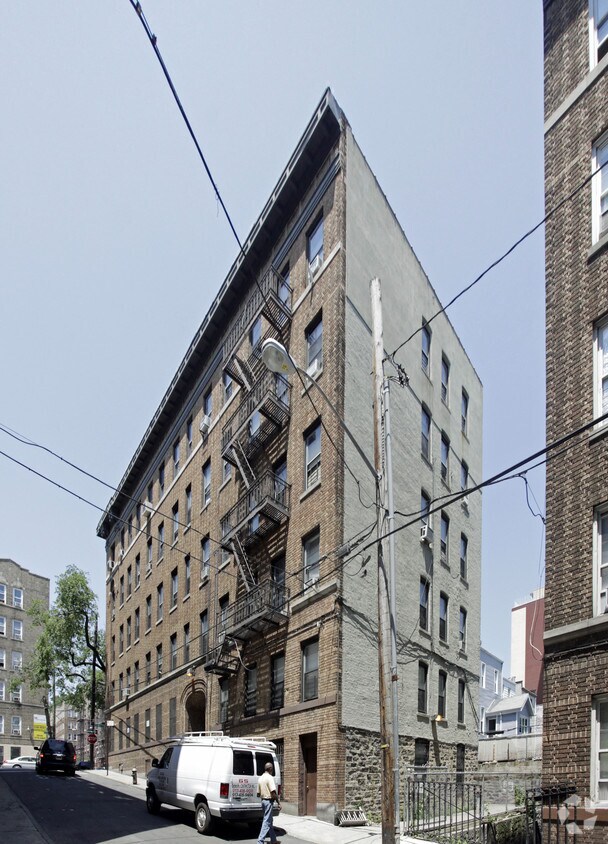 Foto del edificio - 365 E 209th St