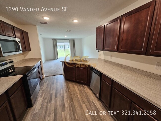 Building Photo - 1390 Vander Ave SE