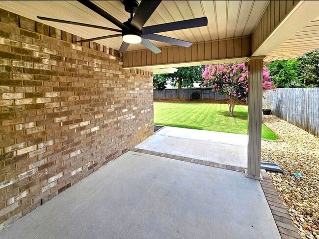 Building Photo - Full Brick 3 Bedroom 2 Bath South Huntsville