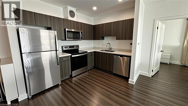 Building Photo - 408 Dundas St S