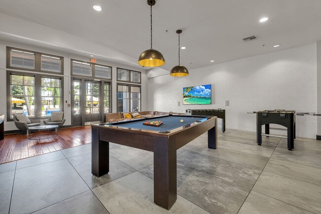 Building Photo - West 10