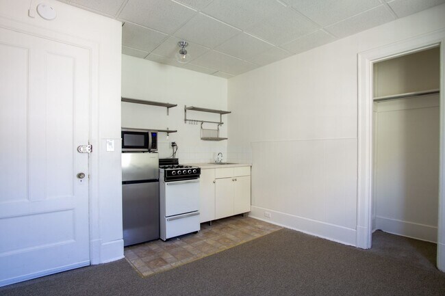 Foto del edificio - Top-Floor Corner SRO in Vintage Building Y...