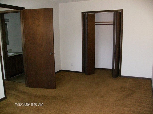 Building Photo - NW 1 Bedroom, Garage, Heat and Water Paid!