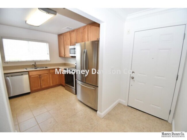 Building Photo - 2 bdr/2 bath condo, end unit, A/C + centra...