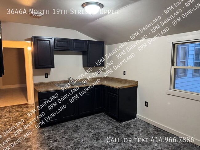 Building Photo - Freshly Updated Upper Duplex - 2 Bedrooms