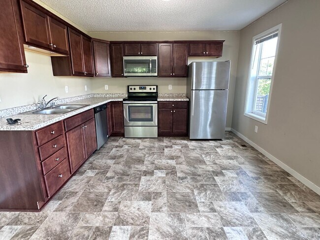 Foto del edificio - Champlin Corner Unit Town Home, 2 Car Garage, Dishwasher, Washer/Dryer, Balcony