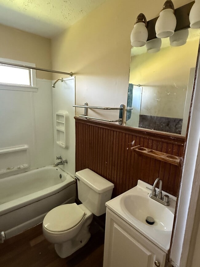 Building Photo - 430 Cedarhurst Dr