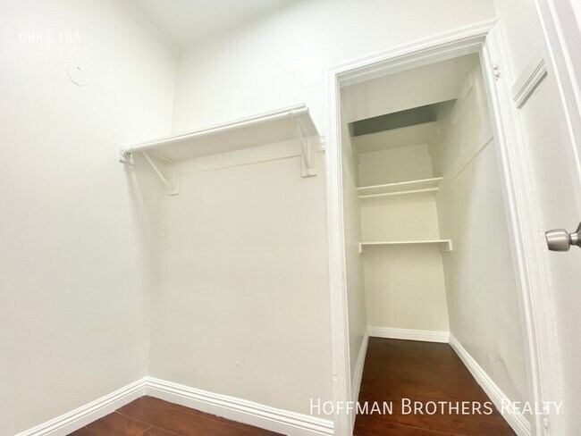 Building Photo - 202 S Kenmore Ave