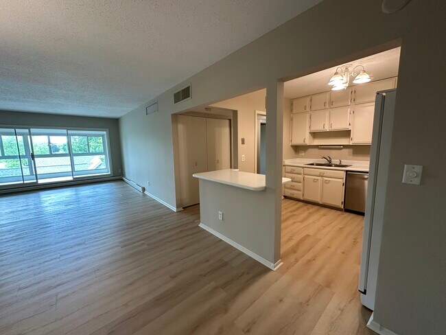 Planta abierta con porche cerrado para 3 estaciones. - 4075 W 51st St