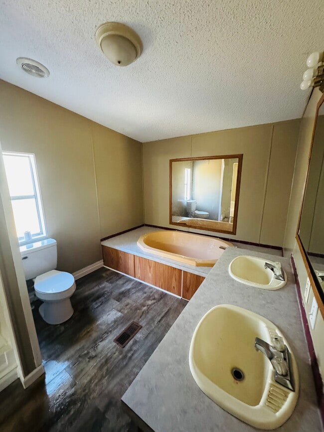 Building Photo - 286 Vestry Rd