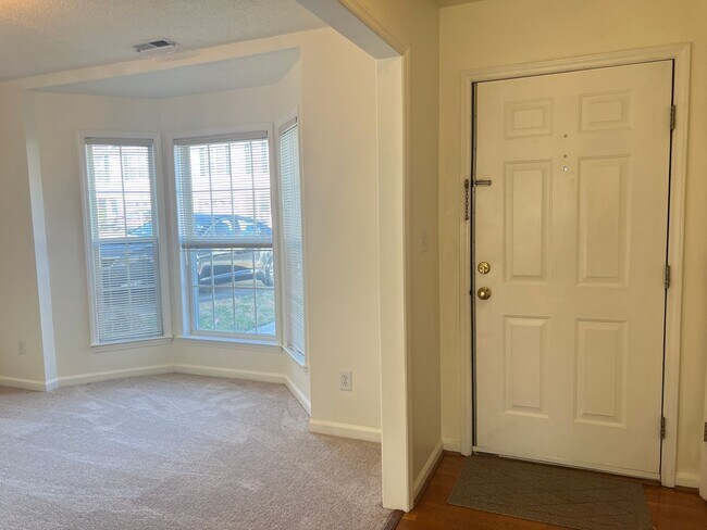 Building Photo - 3 Bed | 2.5 Bath Townhouse in Raleigh *Mov...