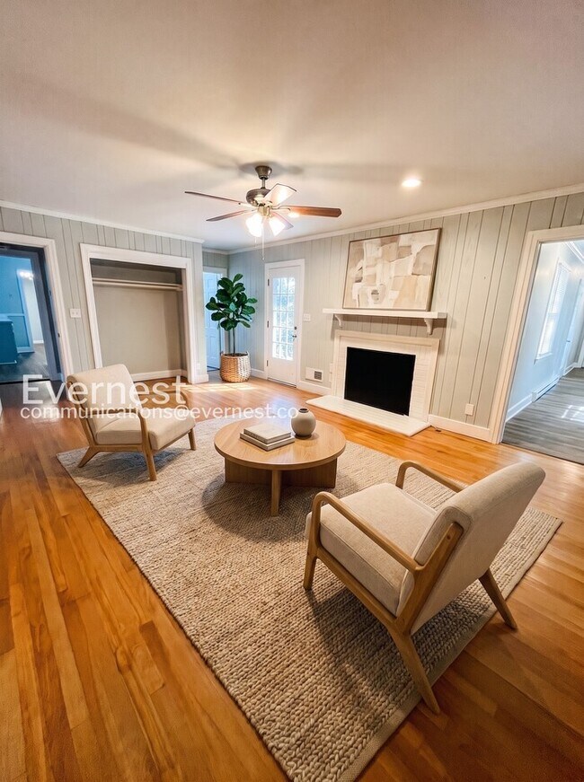 Foto del edificio - 4 Bed, 3 Bath Home with Fenced Yard / Pet-Friendly / Coming Soon!