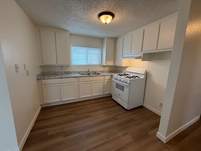 Building Photo - Alley Access 2 Bedroom with Bonus Room