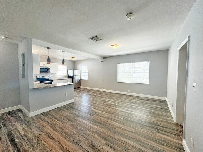 Building Photo - 4552 N Ocean Dr