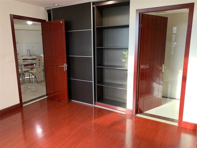 Foto del edificio - 132-29 Blossom Ave