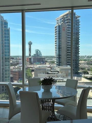 Foto del edificio - 2408 Victory Park Ln