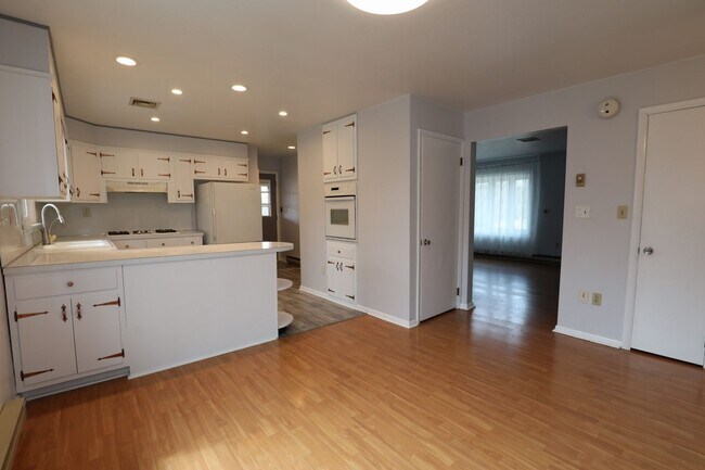 Foto del edificio - Charming 2-Bedroom Home with Spacious Yard & Sunroom – $1,600/Month