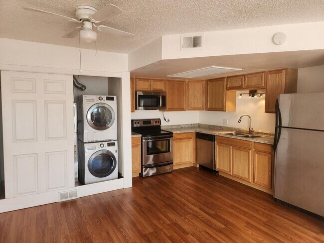 Building Photo - Cozy Split-level Condo with a Private Balcony!