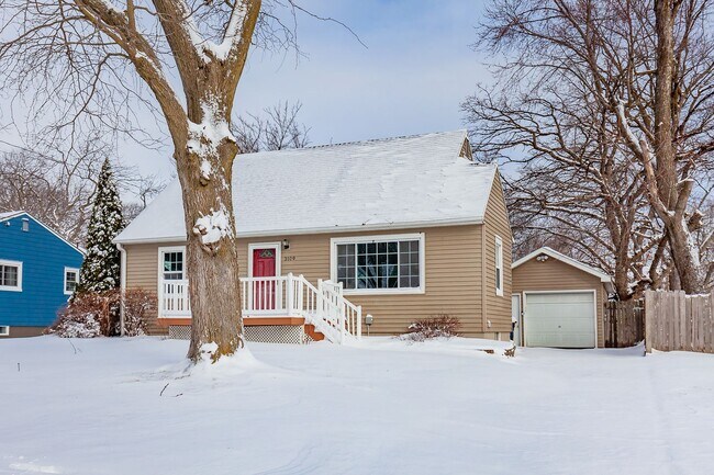 Foto del edificio - FENCED IN YARD! 3 Bedroom Home in Beaverdale.