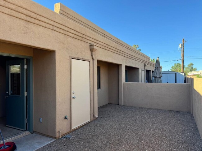 Building Photo - 1455 W Kilburn St