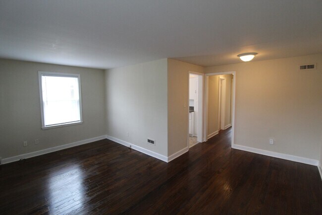 Foto del edificio - February FREE On This One Bedroom Duplex in North Kansas City