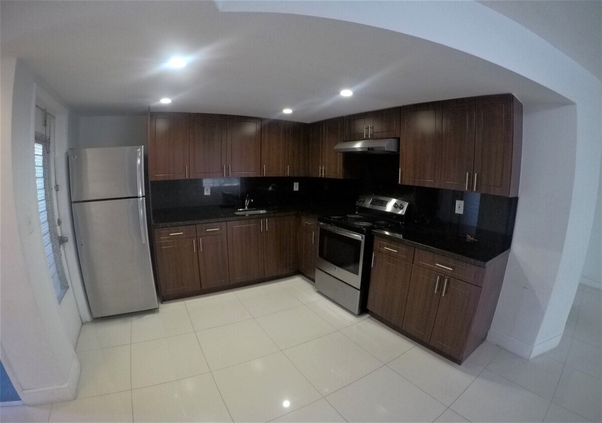 Open kitchen - 9390 E Bay Harbor Dr
