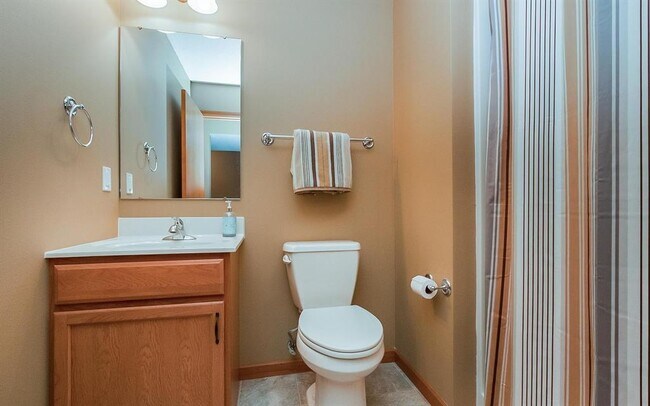 ¡Baño en nivel inferior! - 1008 8th St SE