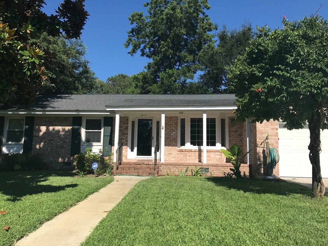 Primary Photo - SINGLE FAMILY ON JAMES ISLAND