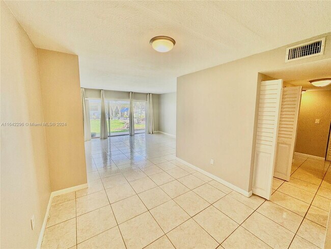 Building Photo - 9353 Fontainebleau Blvd