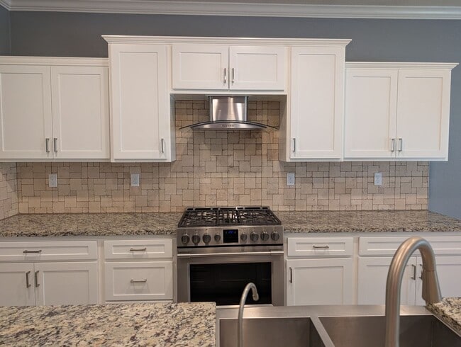 Foto del edificio - Modern 5 bedroom 3 bathroom home in the Riverstone Community offering solar, In-laws suite, den o...