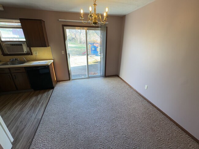 Foto del edificio - 2-Bedroom Townhouse with Off-Street Parking