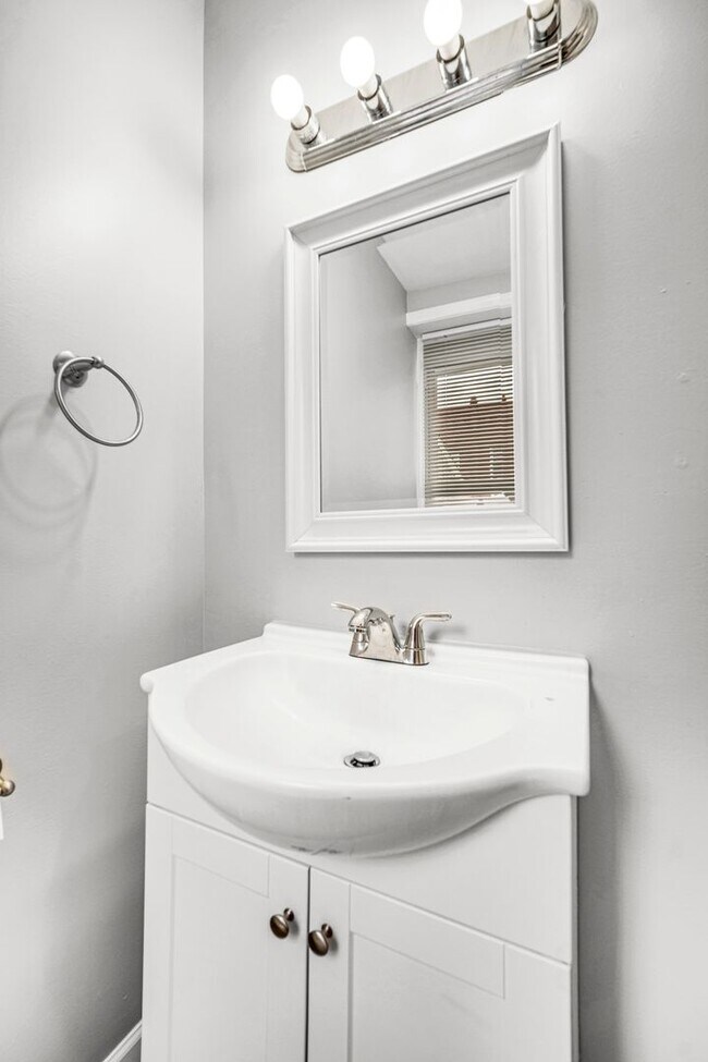Building Photo - Spacious Newly Renovated 3 Bedroom Home!!