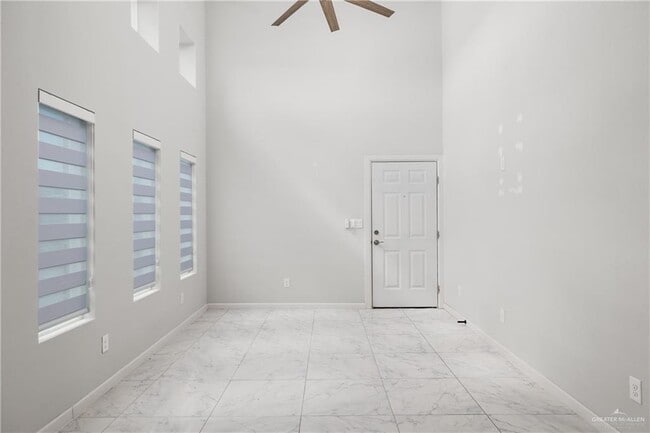 Building Photo - 9 Hidden Hls St