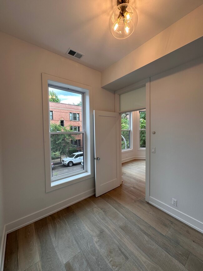 Building Photo - 2950 N Sheffield Ave