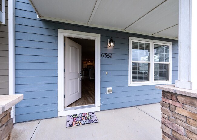 Building Photo - Spacious townhome with low maintenance.