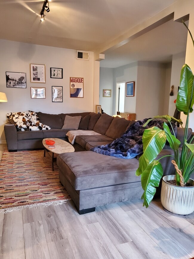 Foto del edificio - 2509 W Augusta Blvd